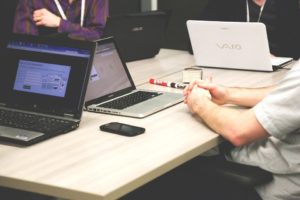 Ekonom skupiny DRFG Kovanda tvrdí, že peníze se rozhodně vyplatí investovat